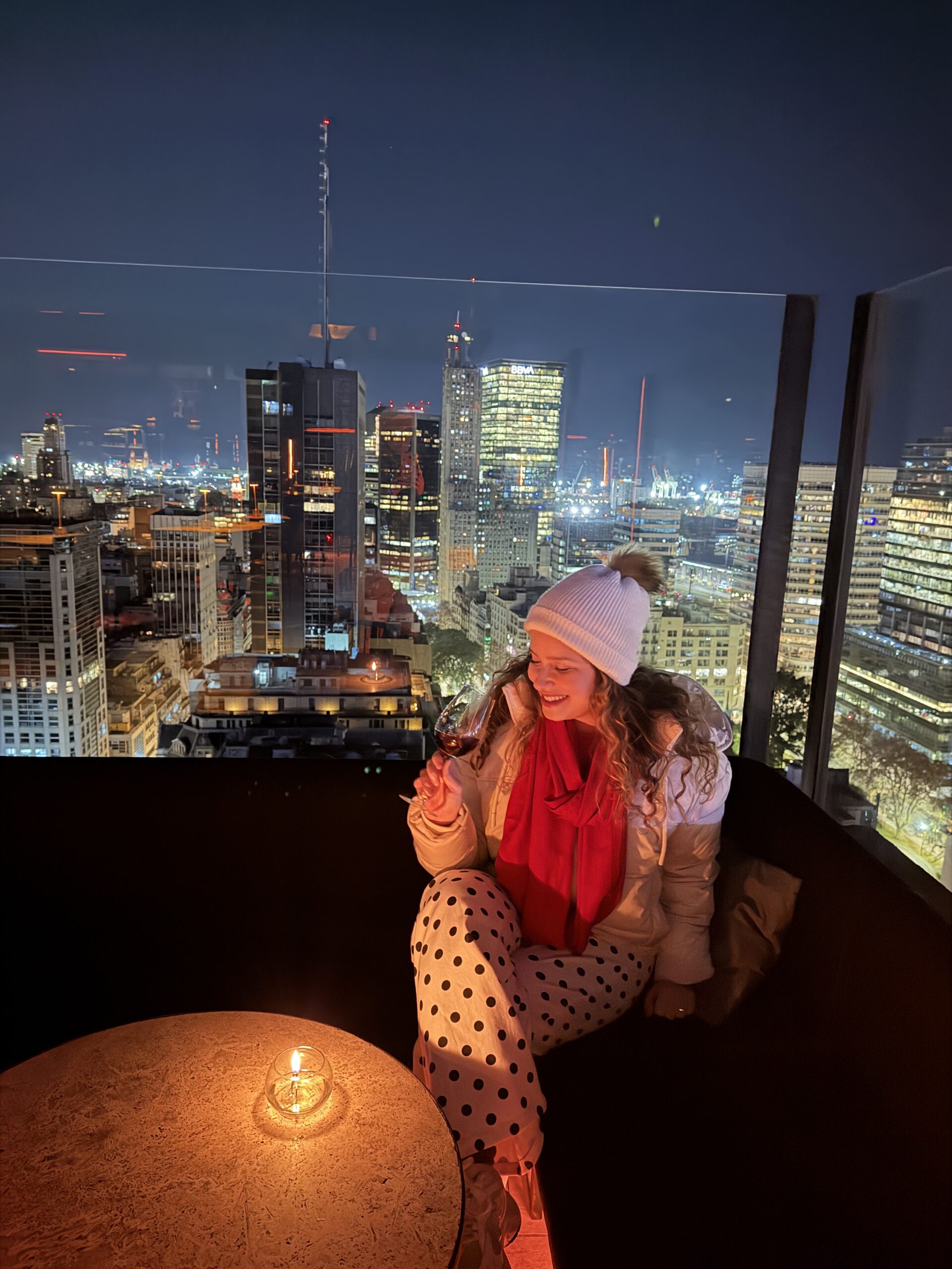 Vista noturna de Buenos Aires a partir de um rooftop iluminado
