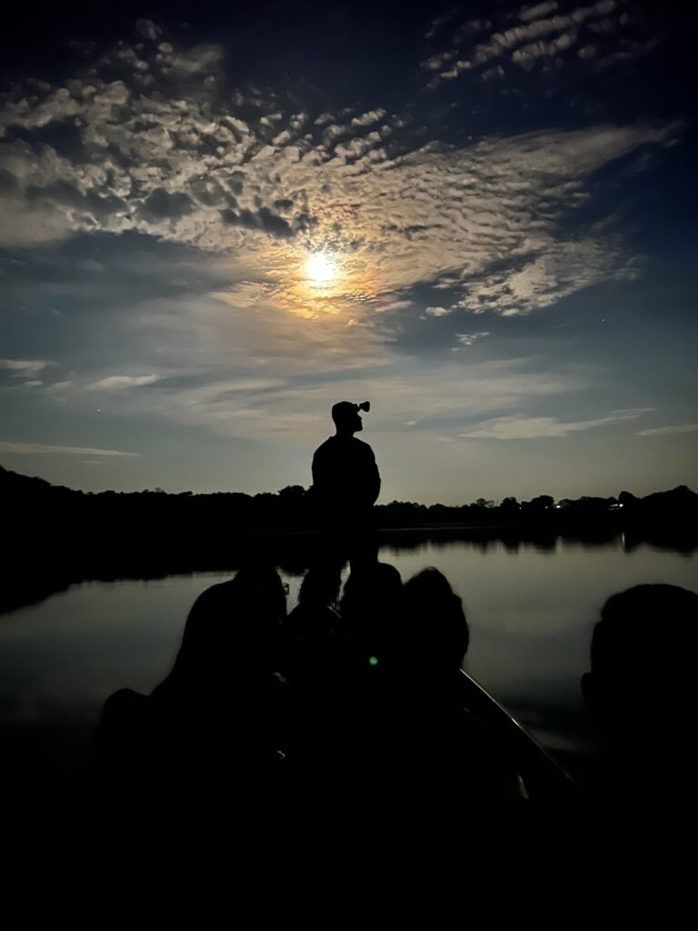 Silhueta em barco no fim da tarde no rio, na Amazônia