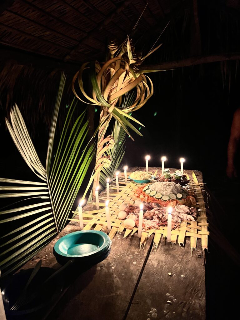Mesa posta com velas na mata durante a noite dormindo na selva amazônica