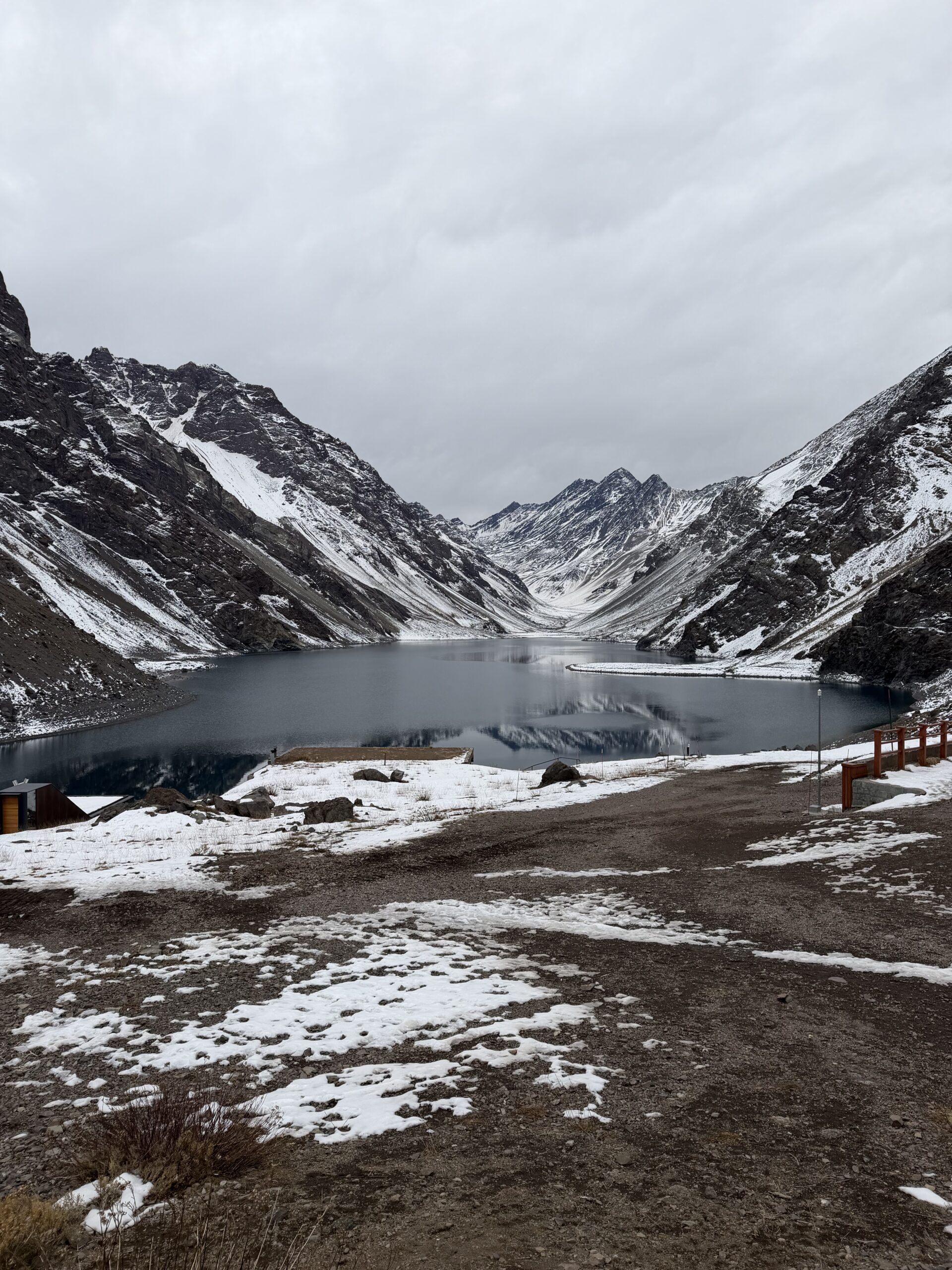 Laguna del Inca em Portillo, no Chile, cercada por montanhas nevadas da cordilheira dos Andes