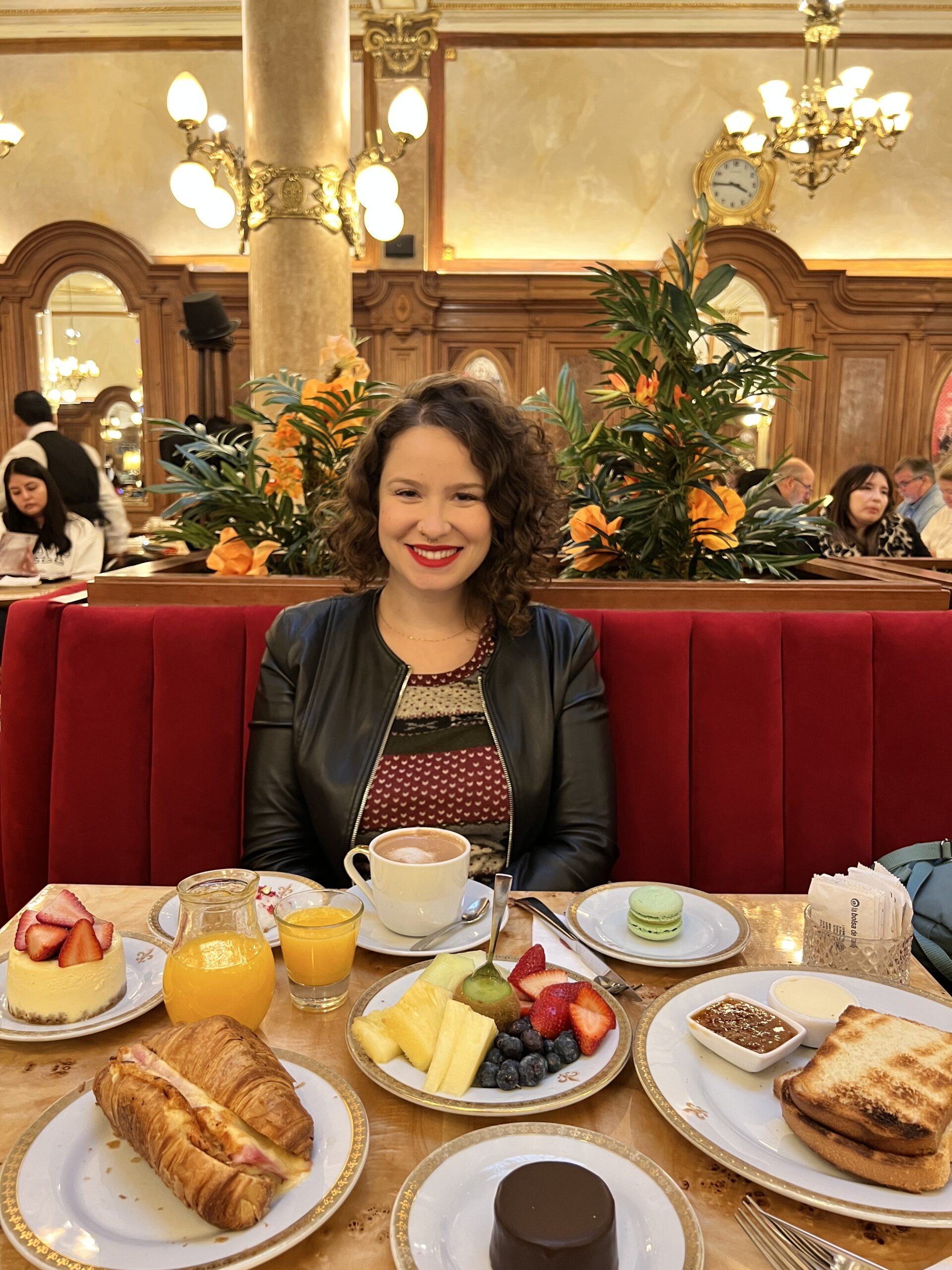 Café da manhã servido em confeitaria histórica de Buenos Aires