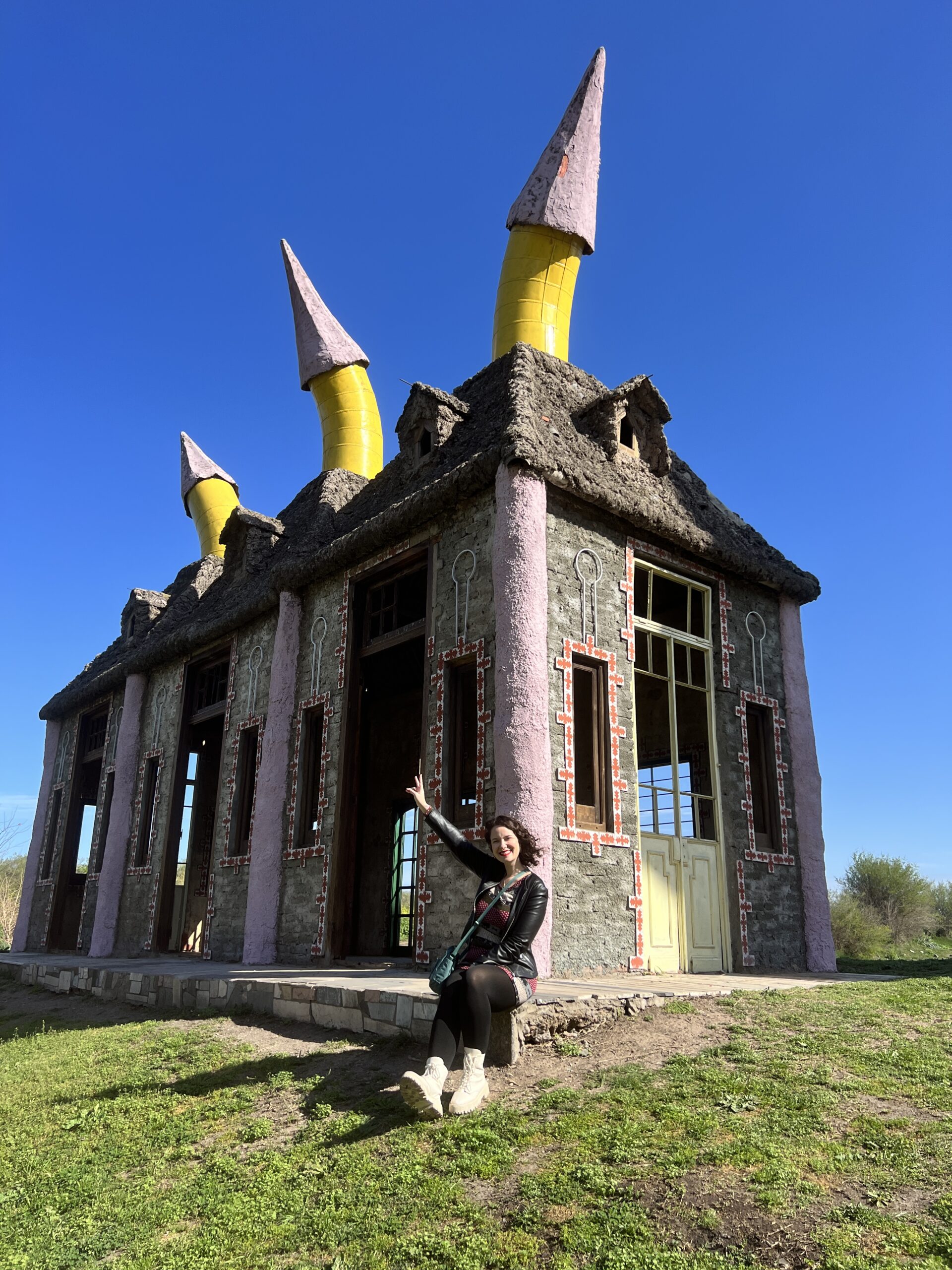 Construção de torres pontudas em Campanópolis, aldeia medieval perto de Buenos Aires