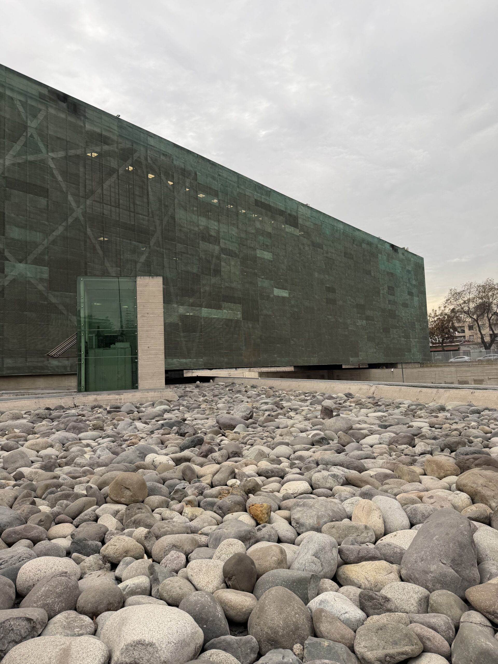 Fachada do Museu da Memória e dos Direitos Humanos, em Santiago do Chile