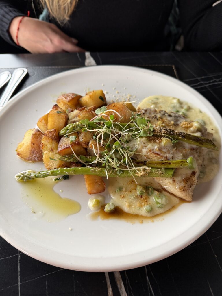 Prato de peixe com aspargos servido no restaurante Giratorio, em Santiago do Chile