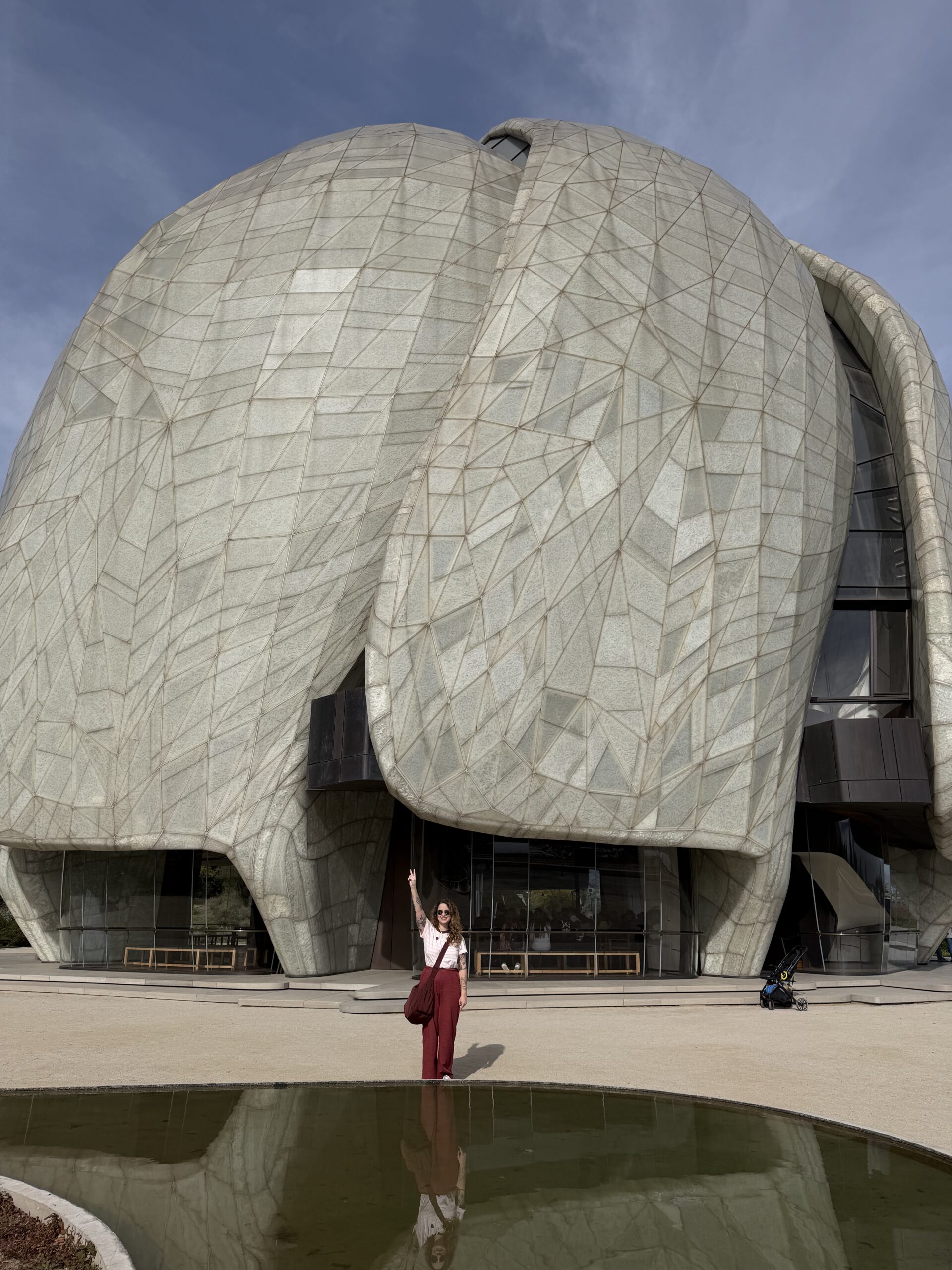 Fachada do Templo Bahai em Santiago do Chile, com as pétalas curvas de vidro e mármore translúcido