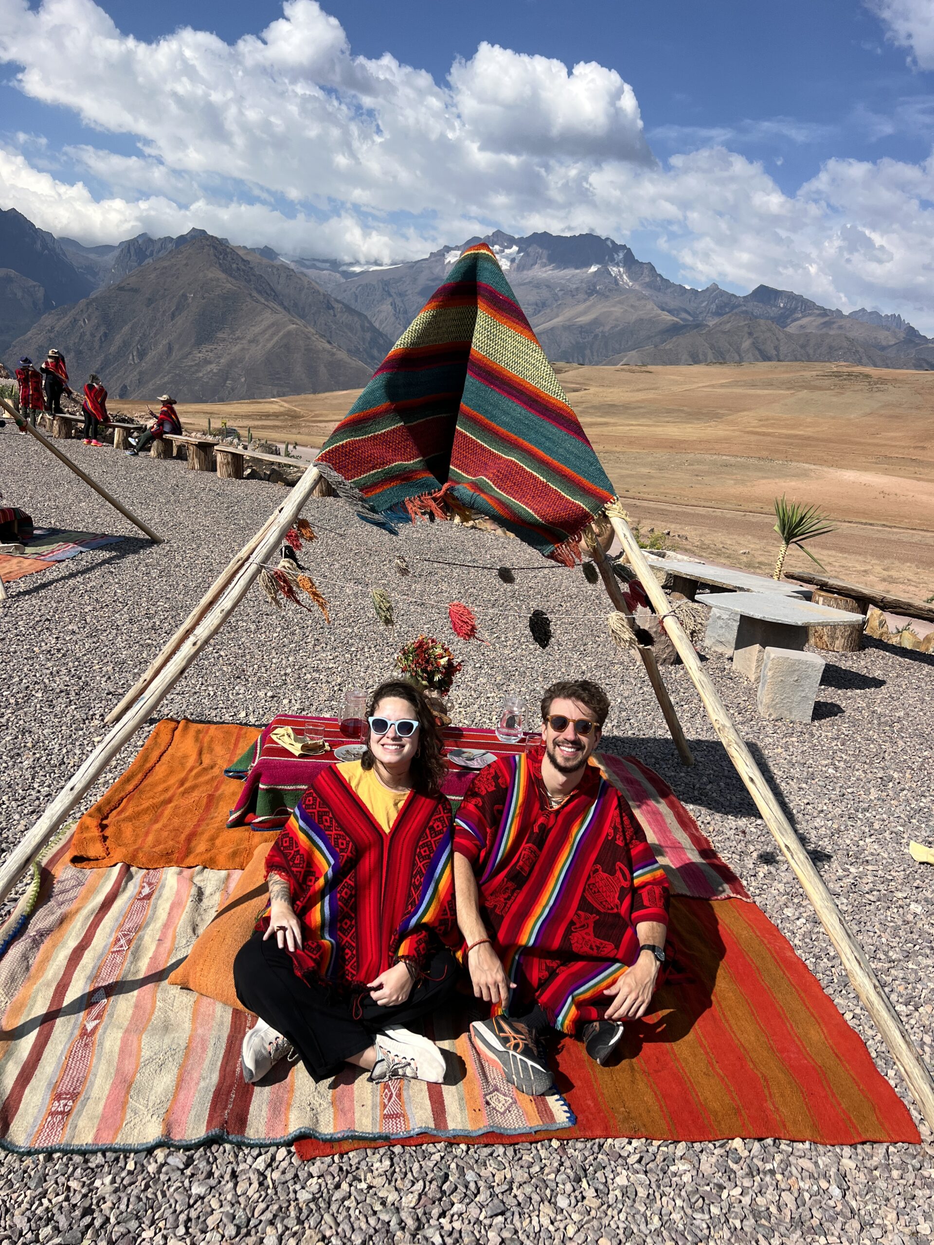 Almoço com vista para as montanhas no Vale Sagrado, Peru
